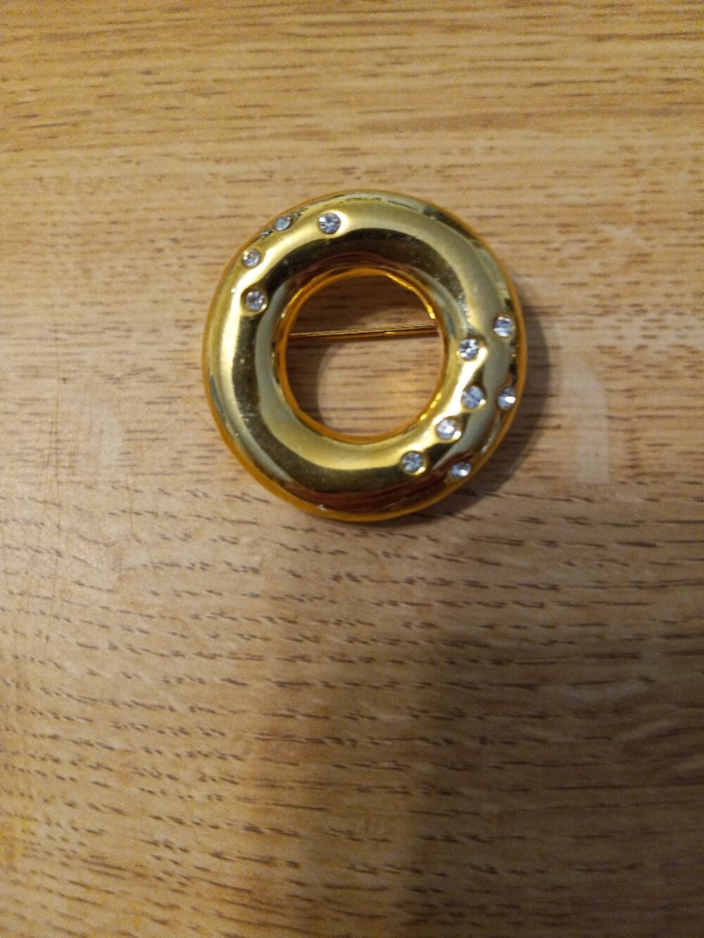 VINTAGE GOLD TONE ROUND BROOCH PIN w RHINESTONES